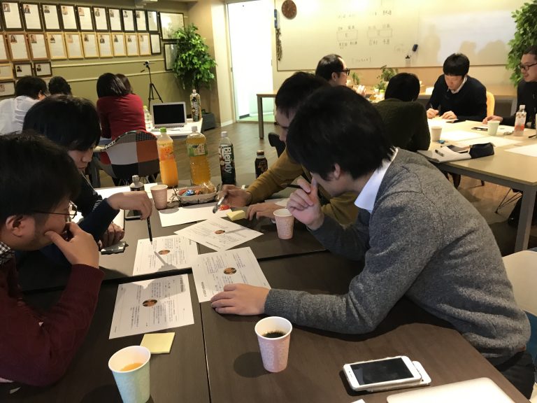 ペルソナシートとにらめっこするスタッフたち